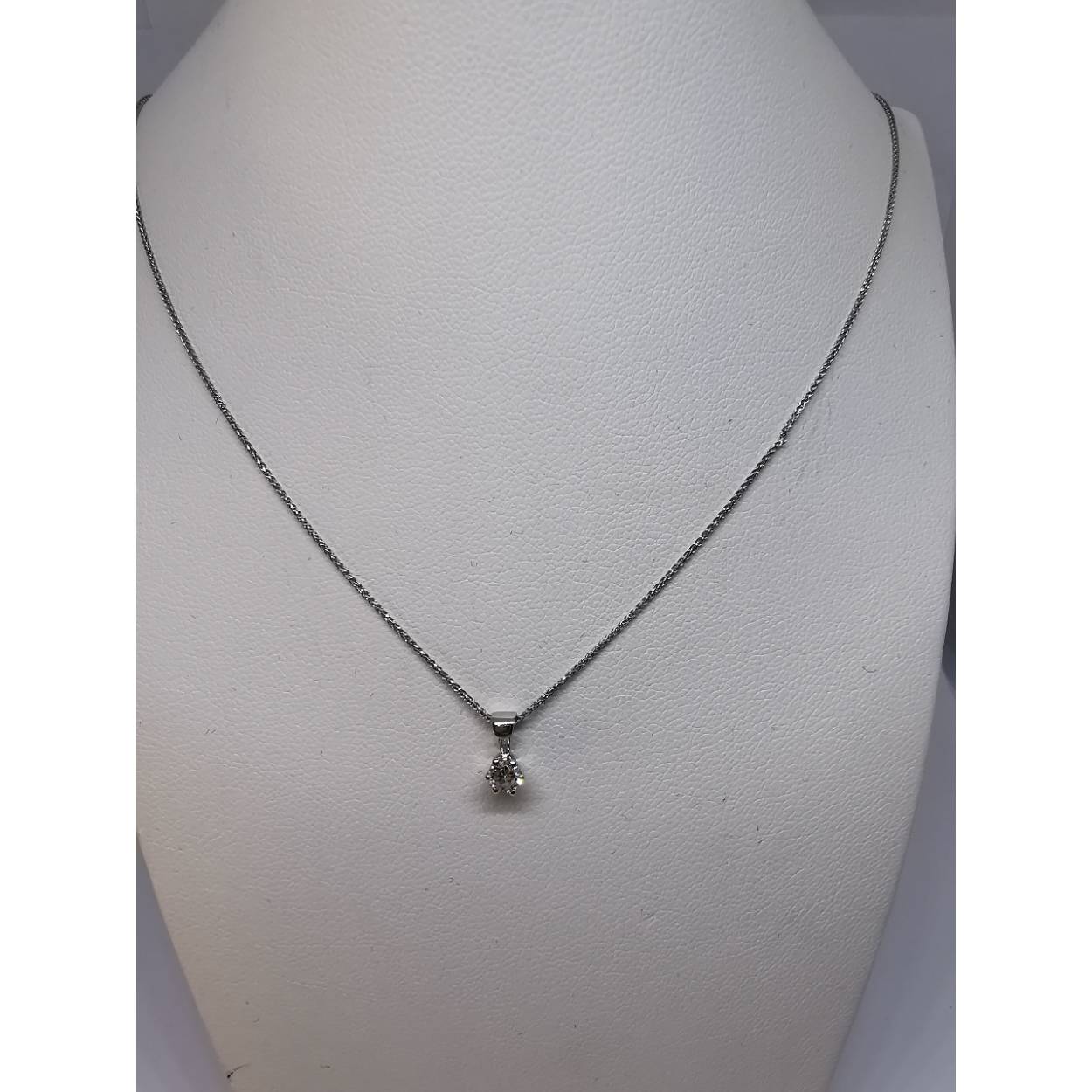 
1.19 gram
Schakel Palmier
Lengte collier 44 cm
Briljant diamant geslepen 0.16 crt wvs 
Soort: Diamant
Slijpvorm: briljant
Karaat totaal: 0.16
Helderheid: WVS
Kleur: G