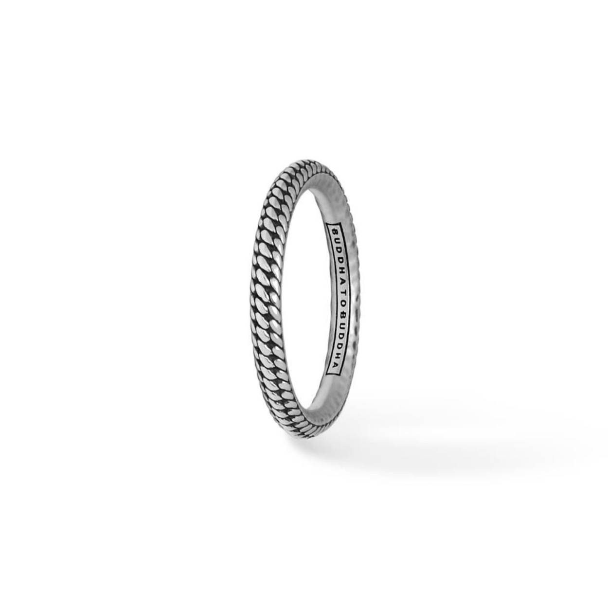 De Dunia ring is een verfijnde ring uit onze Refined collectie. Het design is gebaseerd op onze iconische Ben schakel aan de buitenzijde en een gladde structuur aan de binnenzijde. De ring is vervaardigd uit 925 sterling zilver en laat zich perfect combineren met andere ringen uit de Dunia range. Deze ring valt in de categorie smalle ringen.