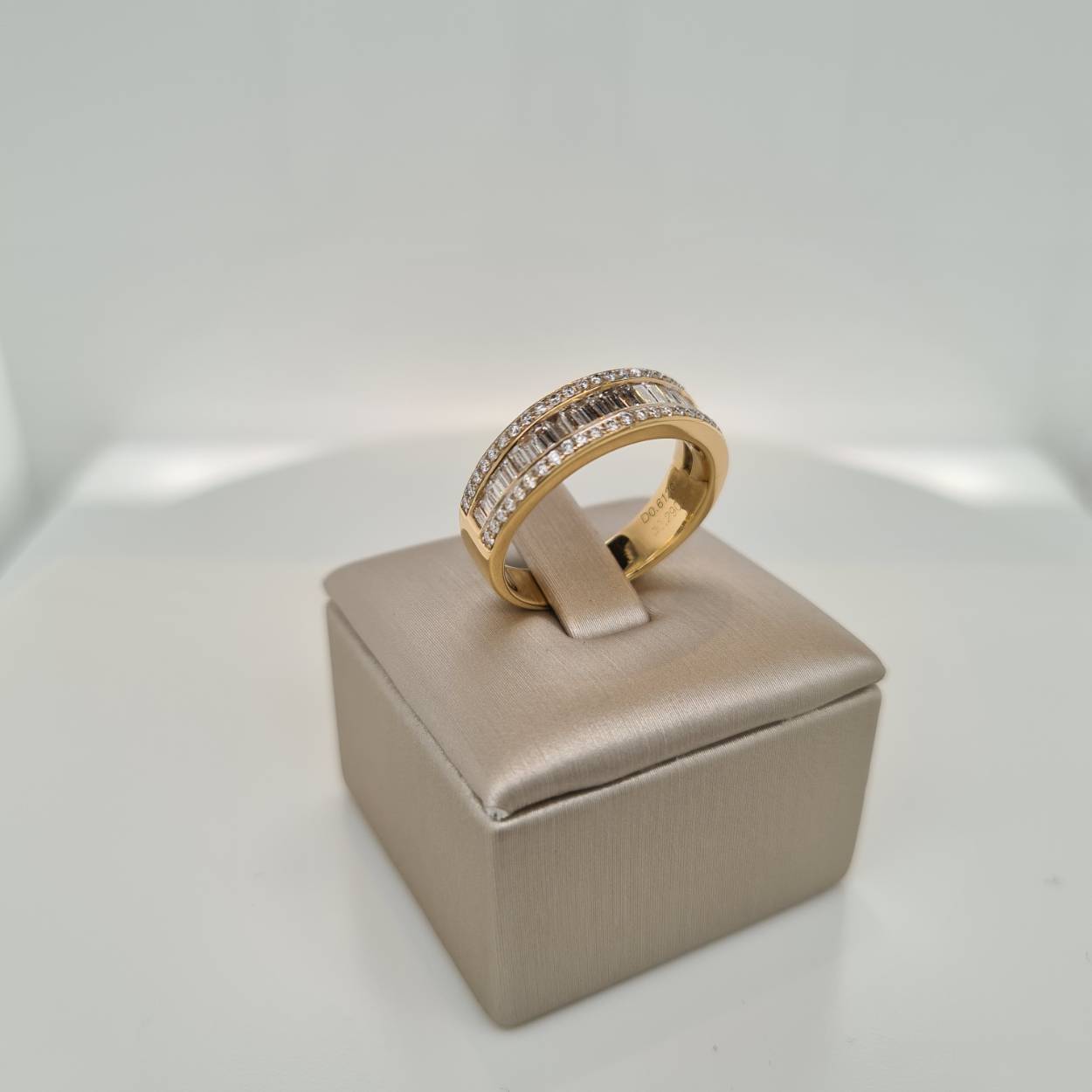 Prachtige 18krt gouden ring met diamant, 0,92crt G Si. De maat van de ring is 57 (18). Heeft u een andere maat, neem dan gerust contact met ons op.