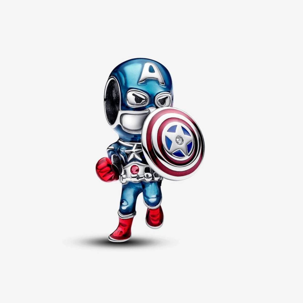 Houd je held vast met de Marvel The Avengers Captain America bedel. Deze sterlingzilveren bedel geeft de iconische held in de actie weer, alsof hij midden in een belangrijke missie zit. Het figuur is bekleed met met de hand aangebracht blauw emaille en draagt zijn kenmerkende schild met ster, die zijn liefde voor de Verenigde Staten symboliseert. Deze unieke Marvel x Pandora Avengers bedel staat voor hoop en leiderschap, dus draag hem als herinnering aan kracht of geef hem cadeau aan de Marvel fan in je leven.