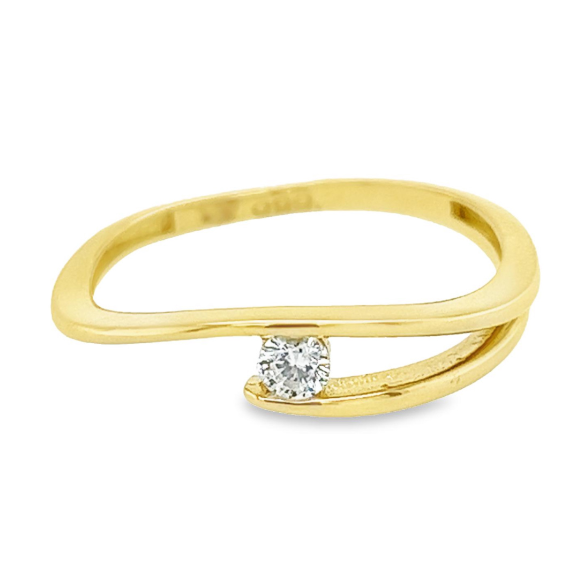 Deze geel gouden ring heeft een sierlijke uitstraling. De ring is prachtig bewerkt en volledig glad gepolijst. De steen is een briljant geslepen zirkonia. De ring heeft dankzij de zirkonia steen werkelijk een schitterende uitstraling.