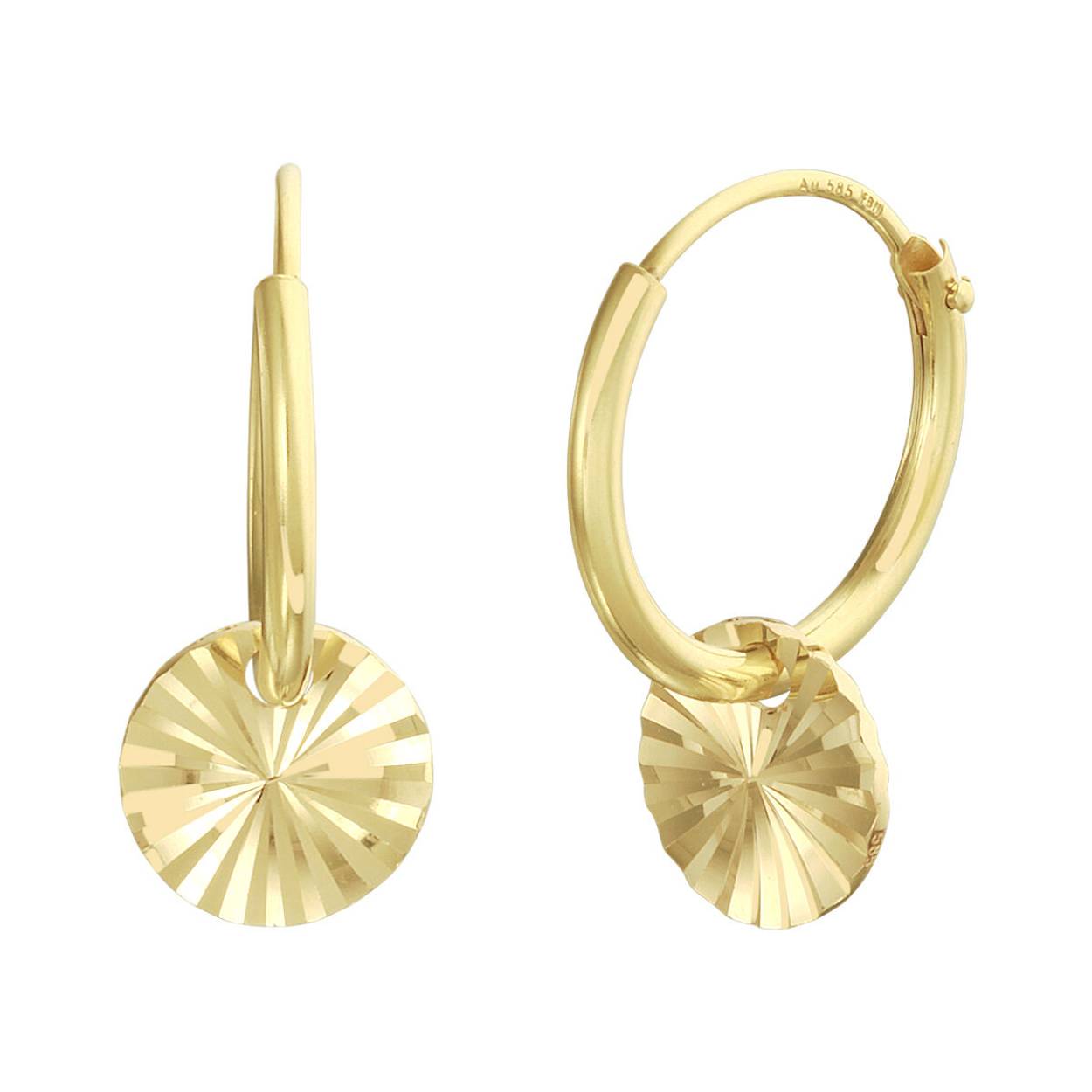 14k Geelgouden oorringen uitgevoerd met een hanger in de vorm van een rondje. De oorringen hebben een diameter van 13mm. De hanger heeft een diameter van 7mm.