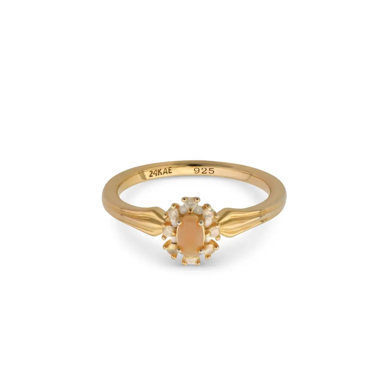 This beautiful ring has an oval beige stone surrounded by small white stones. The band of the ring is finished with a vintage detail. Wear the ring alone or together with other rings to complete your look! All 24Kae jewelry is designed by Kae Sutherland with love and eye for detail. So don't forget to treat them with love too. Each ring is characterized by its authenticity through a 24Kae engraving.

Details
- Thickness band: 1,7 mm
- Size stone: 8,8 x 6,5 mm