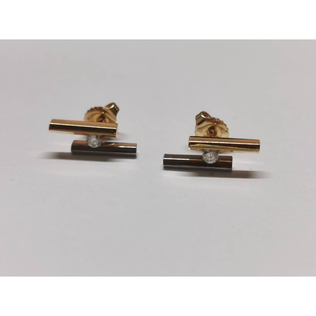 14 Karaat geel/wit gouden oorstekers met diamant 2x0.05crt