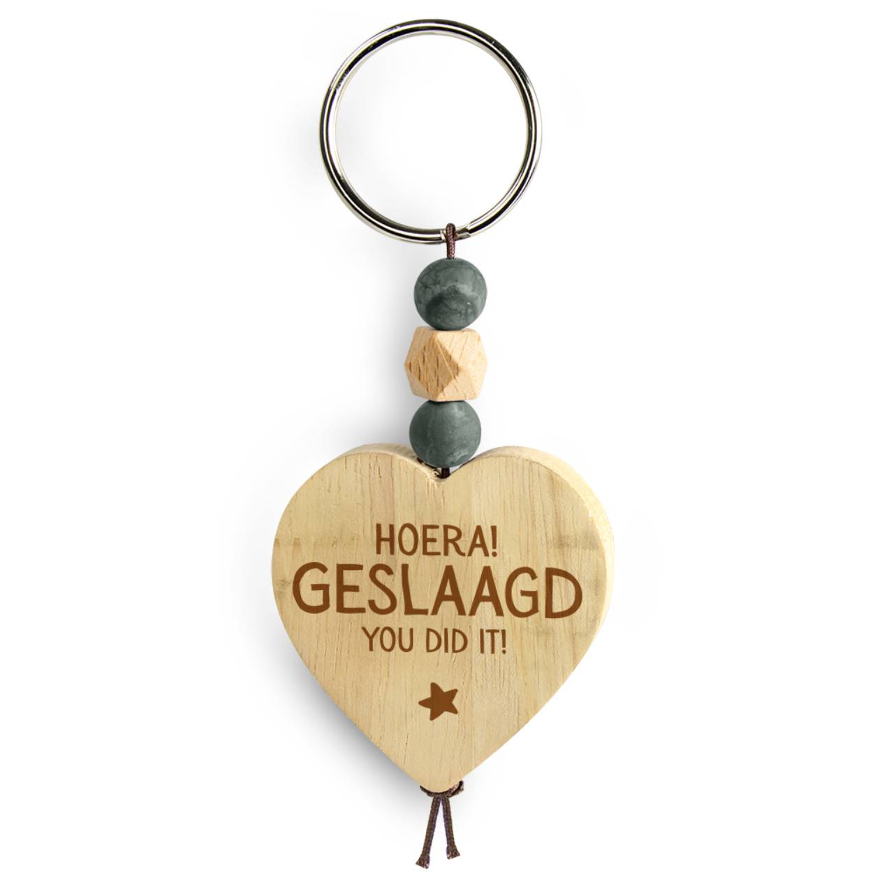 Deze prachtige sleutelhanger is perfect voor het vieren van een geslaagde prestatie. Hij is gemaakt van hoogwaardig materiaal en heeft een schattig hartvormig ontwerp. De sleutelhanger is eenvoudig te bevestigen aan je sleutelbos of tas en zal zeker een glimlach op je gezicht toveren telkens als je hem ziet. Draag hem trots en laat iedereen zien dat je hart vol vreugde is!