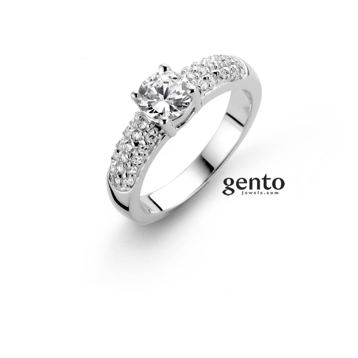 Zilveren ring met centrale zirkonium steen en kleine steentjes aan de zijkanten (solitaire model)
Maat 54 