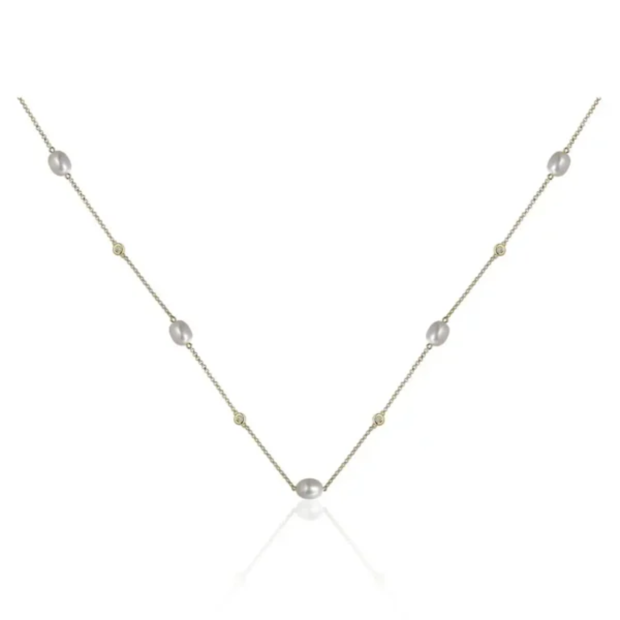 Pas Diamonds 14krt. geelgouden collier met  zoetwaterparels en diamant. In het collier zijn 5 ovale zoetwaterparels verdeeld. Tussen de zoetwaterparels zijn vier briljanten geplaatst in een gladom zetting. Elke briljant heeft een grote van 0,06crt GSI.