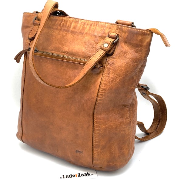 Deze BearDesign Sandy Shopper/Rugtas Cognac is gemaakt van hoogwaardig leer en heeft een ruim hoofdvak met diverse handige vakken. De tas kan gedragen worden als schoudertas, crossbodytas of als rugtas door de verstelbare schouderband. Stijlvol en praktisch voor dagelijks gebruik. Een must-have accessoire voor elke seizoen! Perfect voor elke gelegenheid.
Shopper of rugzak? U kunt kiezen hoe deze soepel lederen tas gedragen dient te worden. Tas is voorzien van toprits, achterrits en voorrits. Binnenkant is									
voorzien van steekvak en binnen ritsvak. 

Afmeting 29 x 24 x 11cm