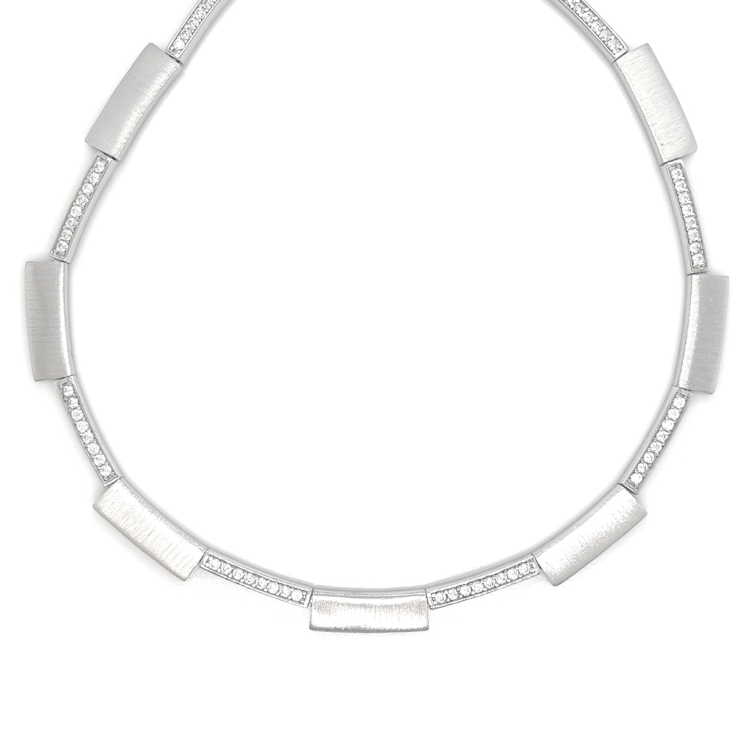 Dit collier is gemaakt van 925 zilver. Het collier is gedeeltelijk gematteerd en gedeeltelijk glad gepolijst, de combinatie van mat/ glans geeft dit collier een erg mooie uitstraling. De glanzende schakels zijn gedeeltelijk gezet met zirkonia steentjes. Ook heeft het collier heeft een stevig karabijnslot.