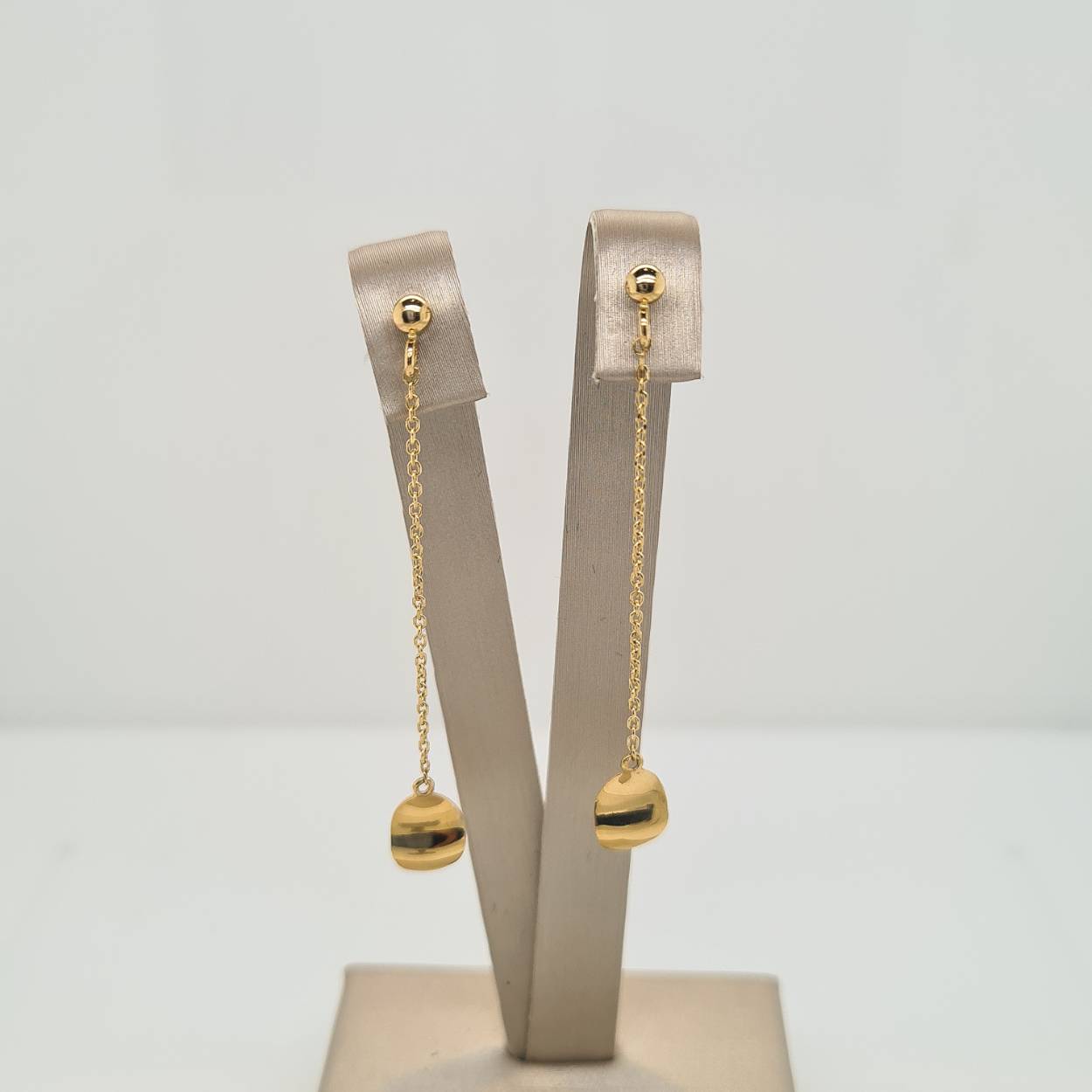 Prachtige 14 karaat geelgouden oorbellen met schelpje.