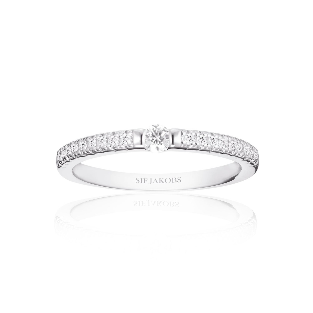 Deze ring is van het merk Sif Jakobs. Het is een damessieraad.