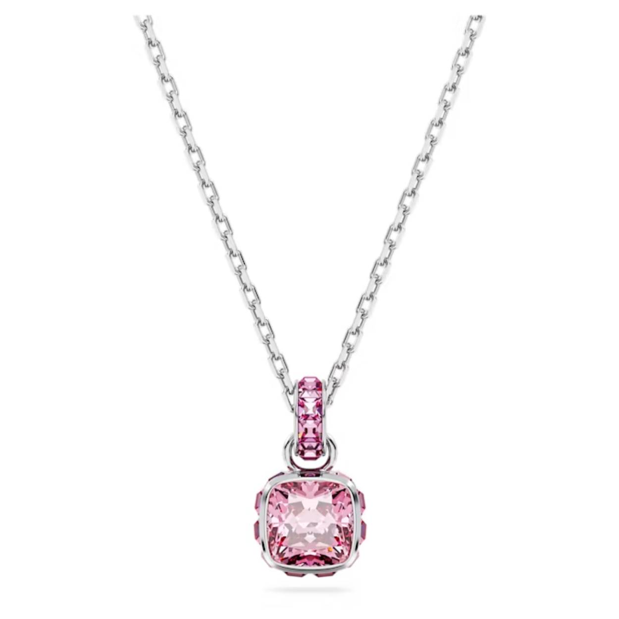 Deze verfijnde hanger is geïnspireerd op de geboortesteen van oktober. Het sieraad met rhodium toplaag hangt aan een fijne ketting met een schitterende schakel met kristallen en is voorzien van één steen met vierkante slijpvorm in een opaalroze kleur, die staat voor eindeloze creativiteit en optimisme. Dit betekenisvolle ontwerp is een magisch verjaardagscadeau of kan gedragen worden om een speciale gelegenheid te vieren. Minimale lengte van het collier is 42 cm en maximale lengte is 47 cm. 