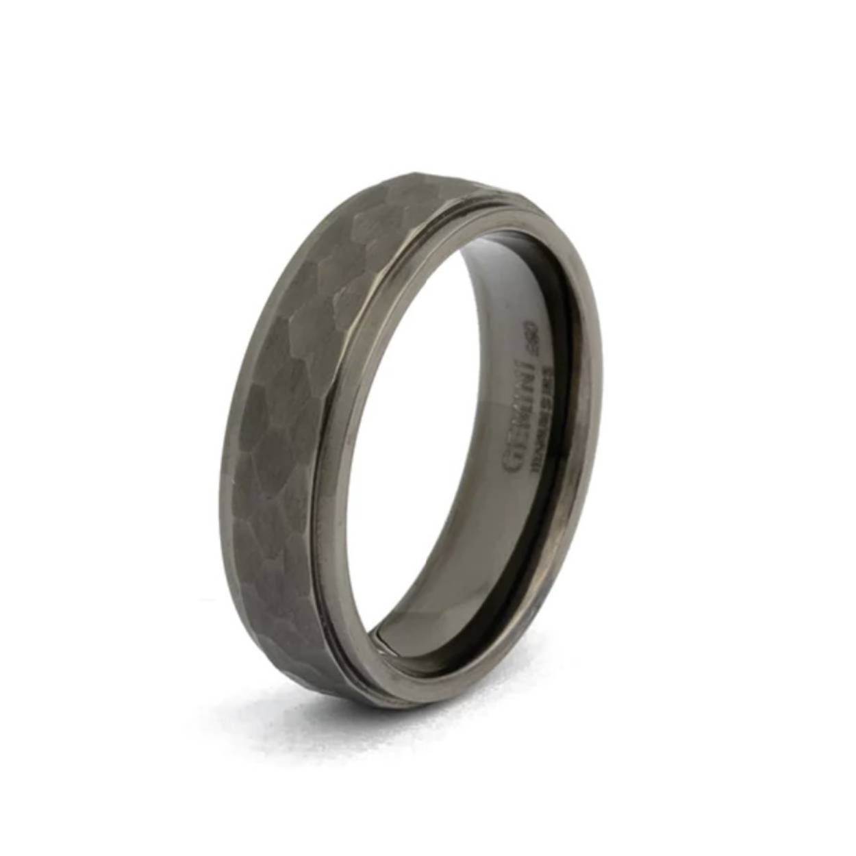 Deze Duplus Black ring bestaat uit twee lagen grade 2 titanium. Waarom hebben we voor titanium gekozen?
- Het is vederlicht
- Het is supersterk
- Het is een exclusief materiaal dat ook wordt gebruikt in raceauto's, motorboten en ruimtevaart

De ring heeft een comfortabele pasvorm en is zeer comfortabel om te dragen. Door het lichtgewicht titanium draag je deze ring zonder problemen dag in dag uit.

De naam 'Duplus' is afgeleid van het Latijn en betekent 'dubbel'. Dit is een subtiele verwijzing naar de dubbele, gefacetteerde afwerking aan de buitenzijde van deze titanium ring.