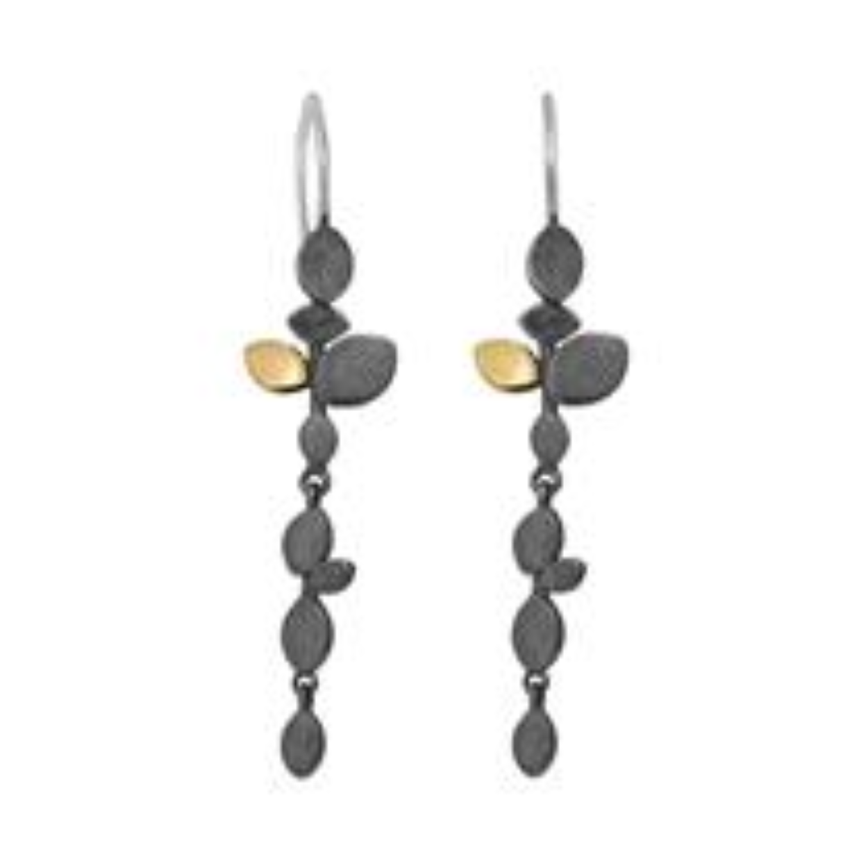 Deze sterling zilveren geoxideerde oorbellen bestaan uit kleine blaadjes. Elke oorbel bevat één blaadje met een laagje 14 karaat goud. De lengte van de oorbel is 3,5 cm.
