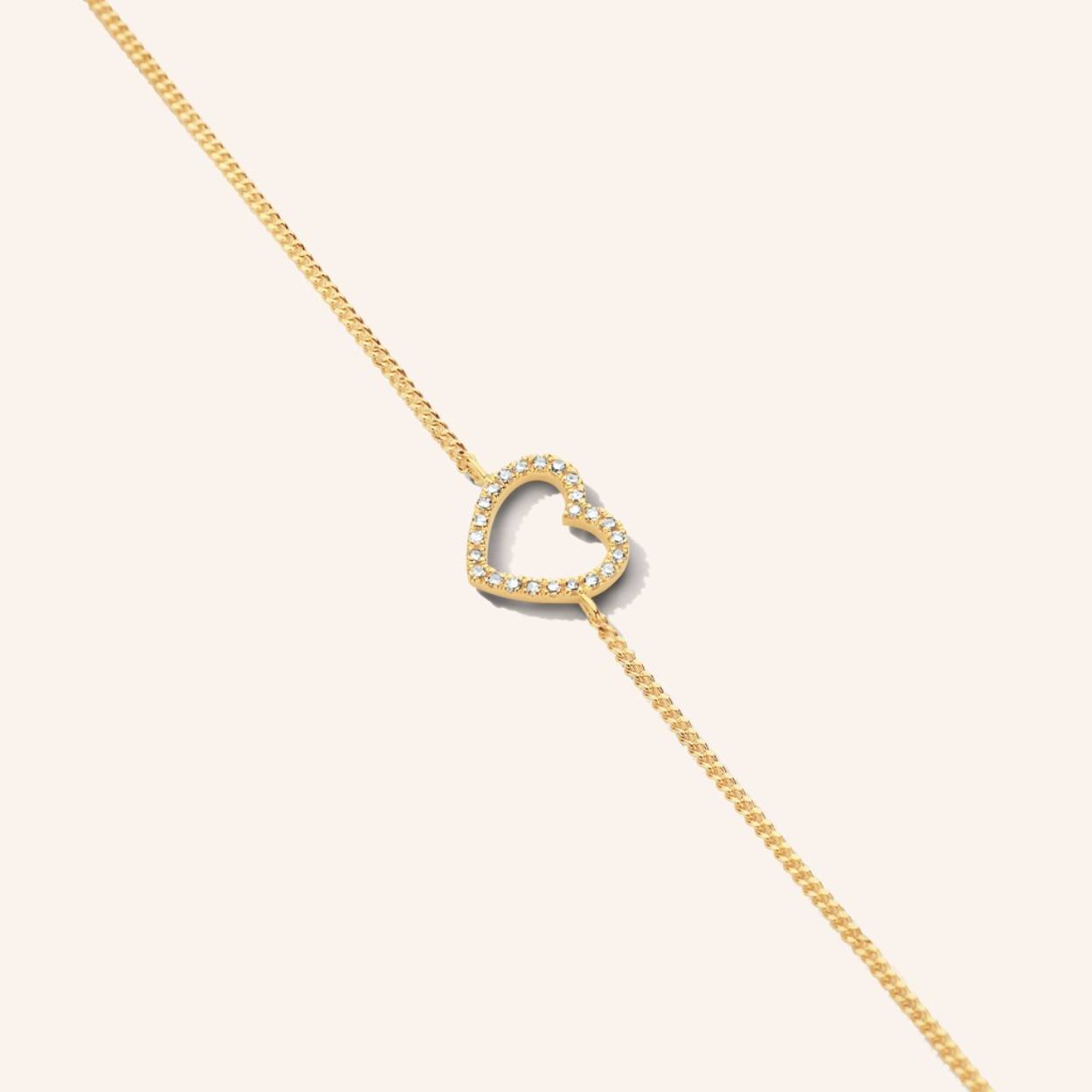 Een verhaal zo oud als de tijd. deze klassieke Heart of Diamonds-armband zal harten zeker sneller doen kloppen. Voor wie gek verliefd is. Gemaakt in sterling zilver. verguld met zilver rhodium of 18 karaats geel of ros&eacute; goud vermeil. handset met 24x natuurlijke en ethisch verkregen diamanten.   Ref: M2255 | Armband aan ketting | 925 sterling zilver | 10.00 x 9.20mm | Witte diamant: 24 st