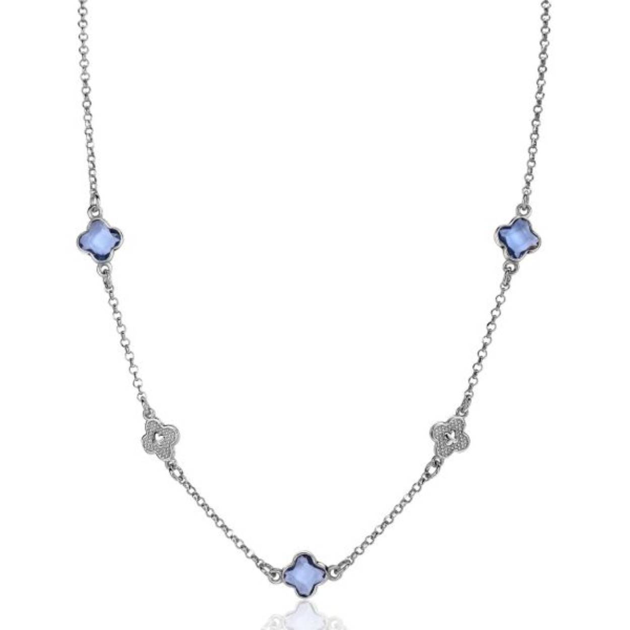 ZINZI zilveren schakel ketting met twee zilveren en drie blauwe klavers, gelijkmatig verdeeld op de hals. 
De lengte is te variëren tussen 40 en 45 cm. 
Met herkenbaar Zinzi hartje bij de sluiting. 
De ketting is vervaardigd van eerste gehalte zilver (925) en voorzien van een extra rodium laag voor een langdurige glans.