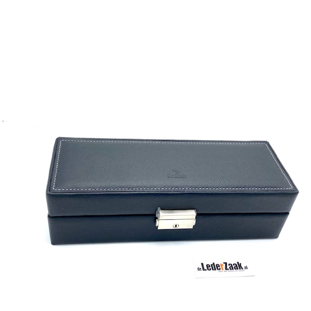 Luxe lederen horloge box geschikt voor 5 horloges.Made in Germany
Afmeting 9 x 29 x 10.5cm