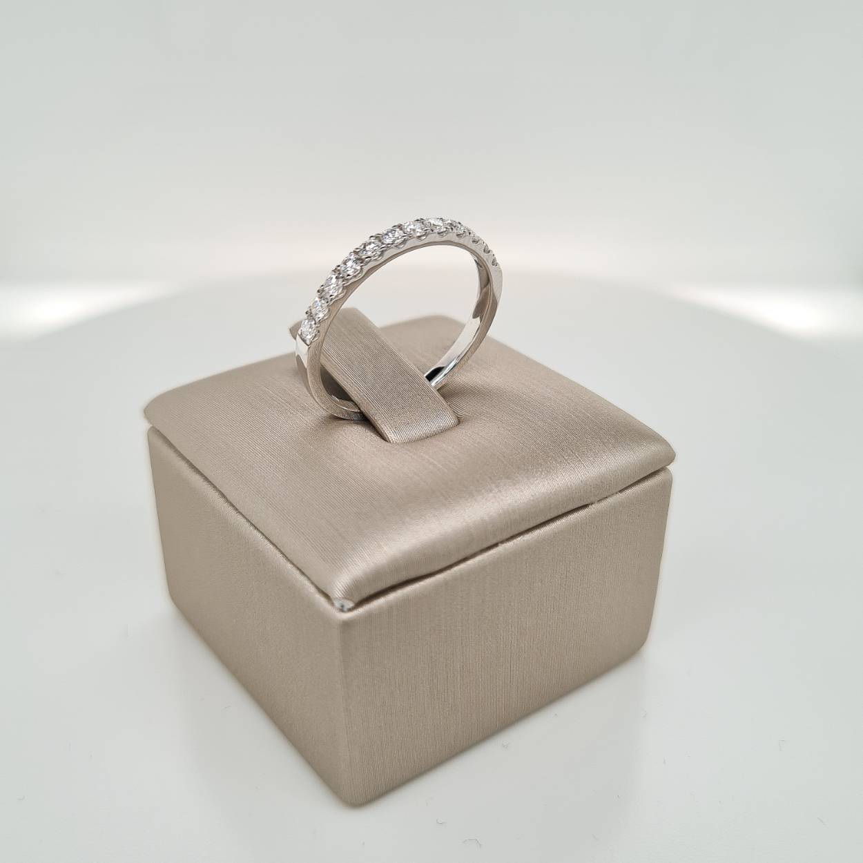 Prachtige 18krt witgouden sider ring met diamant 0,35crt G Si. De maat van de ring is 53 (17 ). Heeft u een andere maat, neem dan gerust contact met ons op.
