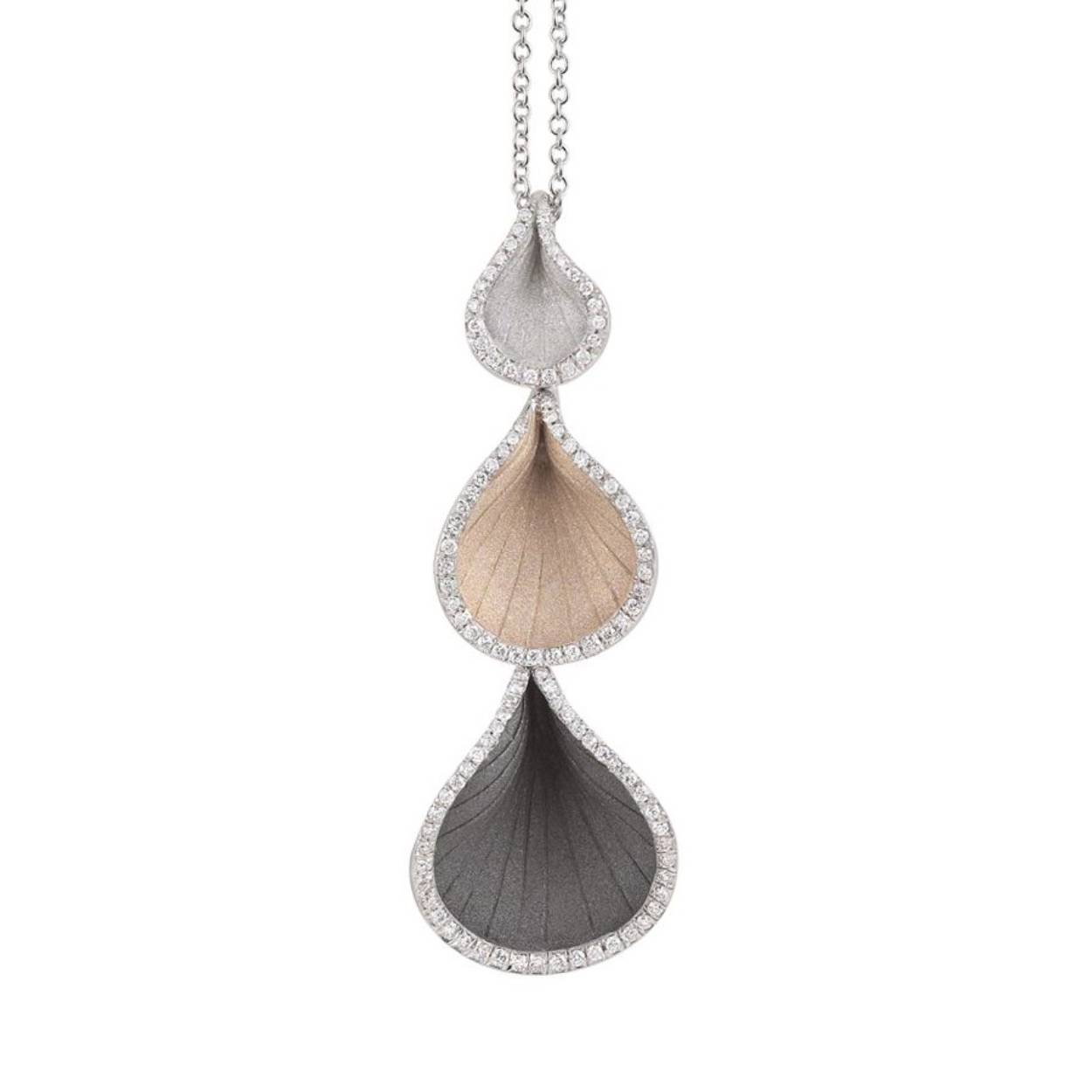 18krt gouden collier met diamanten hanger uit de Goccia collectie van Annamaria Cammillie. Verrijkt met de unieke en onnavolgbare stijl van Annamaria Cammilli, worden de gesatineerde druppels versterkt door een prachtige omringende rand van diamanten 0,28crt. De druppels zijn in drie kleuren goud uitgevoerd: White Ice, Beige Natural en Black Lava. 

Referentienummer: GPE2113