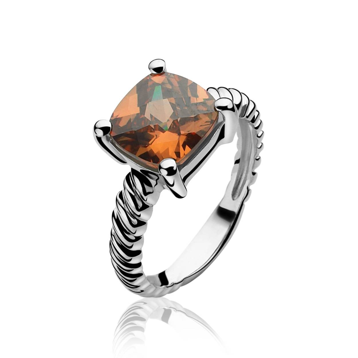 ZINZI zilveren ring met grote bruine vierkante zirconia. De scheen van de ring heeft een gedraaid motief. De ring is leuk te combineren met de andere kleuren, die verkrijgbaar zijn. Alle zilveren Zinzi sieraden zijn vervaardigd van eerste gehalte zilver (925) en met extra rodiumlaag voor een mooie glans.
