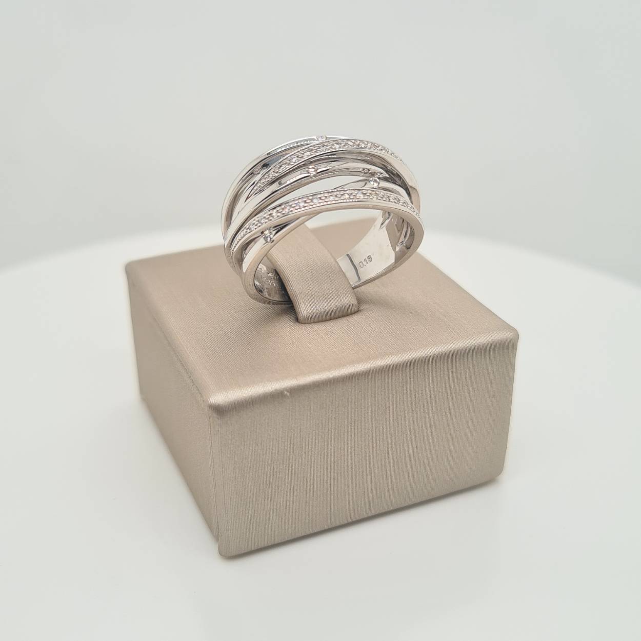 Prachtige 14krt witgouden ring met diamant, 0.16crt H SI.

De maat van deze ring is 55 (17,5), heeft u interesse in een andere maat? Neem dan gerust contact met ons op