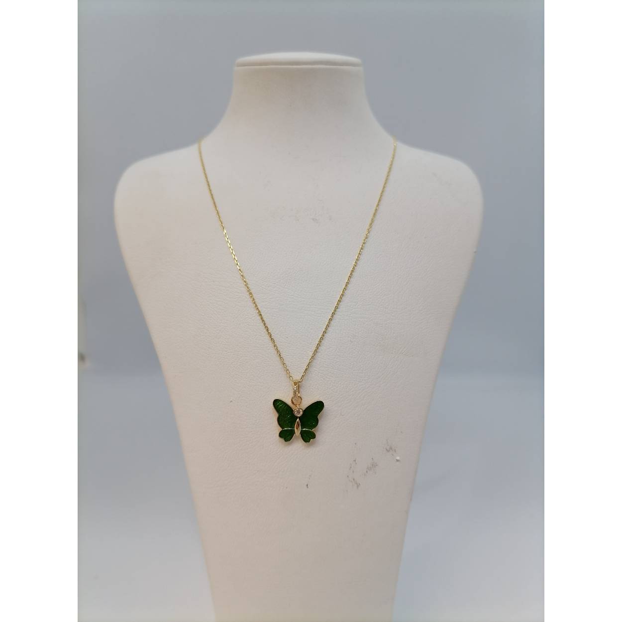 De gouden ketting met hanger, modelnummer BREA-0001171, is vervaardigd uit 14 karaats goud en heeft een prachtige glans. De ketting is 45 cm lang en volledig goudkleurig. Ideaal voor dagelijks gebruik of bij speciale gelegenheden. Combineer het met een elegante jurk voor een verfijnde look of draag het casual met een blouse.