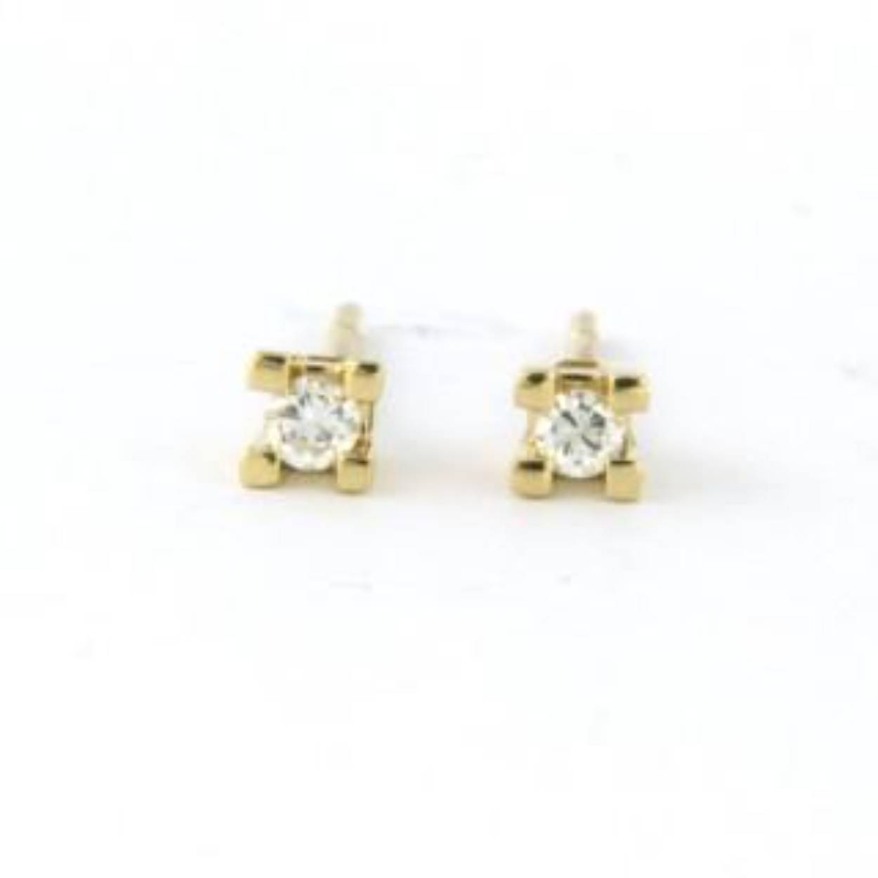 14 karaat geelgouden solitair oorknopjes met diamant - briljant geslepen - in 4- poots chaton gezet van in totaal 0.25 crt.
