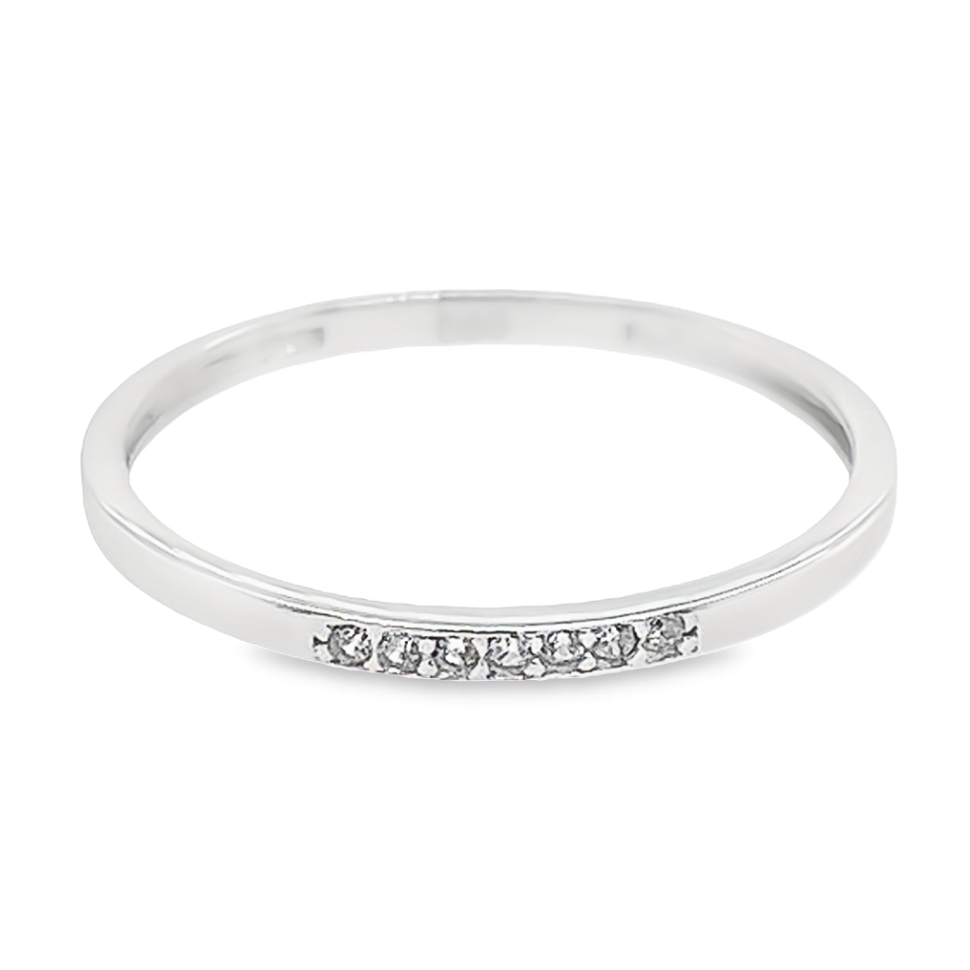 Deze witgouden ring is ontzettend leuk! Het ontwerp is simpelweg erg leuk en makkelijk te combineren met andere sieraden. De ring is gemaakt van 14-karaats goud. De steentjes zijn briljant geslepen zirkonia's.