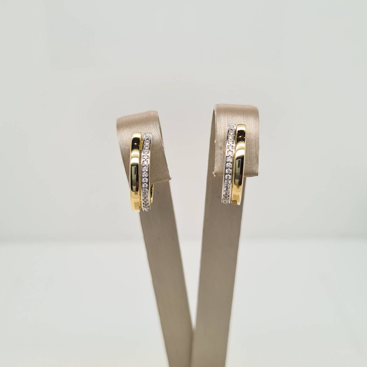 Prachtige 14 karaat geelgouden oorbellen met diamant, 0.09crt