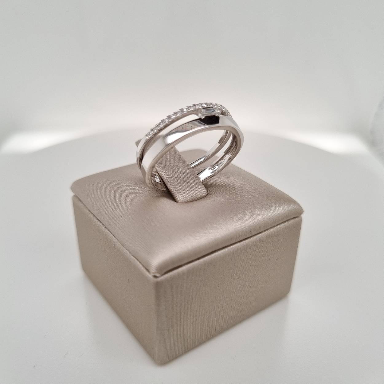 Prachtige 14krt witgouden ring met diamant 19-0.12crt H SI briljant gesplepen/1-0.05 H SI baguette gesplepen.

De maat van de ring is 55 (17,5).
Heeft u  heeft u een andere maat? Neem dan gerust contact met ons op.

Tevens leverbaar bijpassend collier en oorsieraden.
