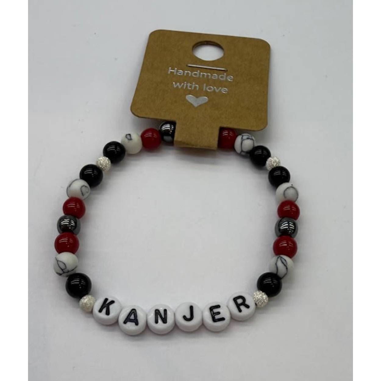 FOY ARMBANDJE . LIEF ARMBANDJE MET POSITIEVE TEKST EN ZILVEREN BALLETJES .
