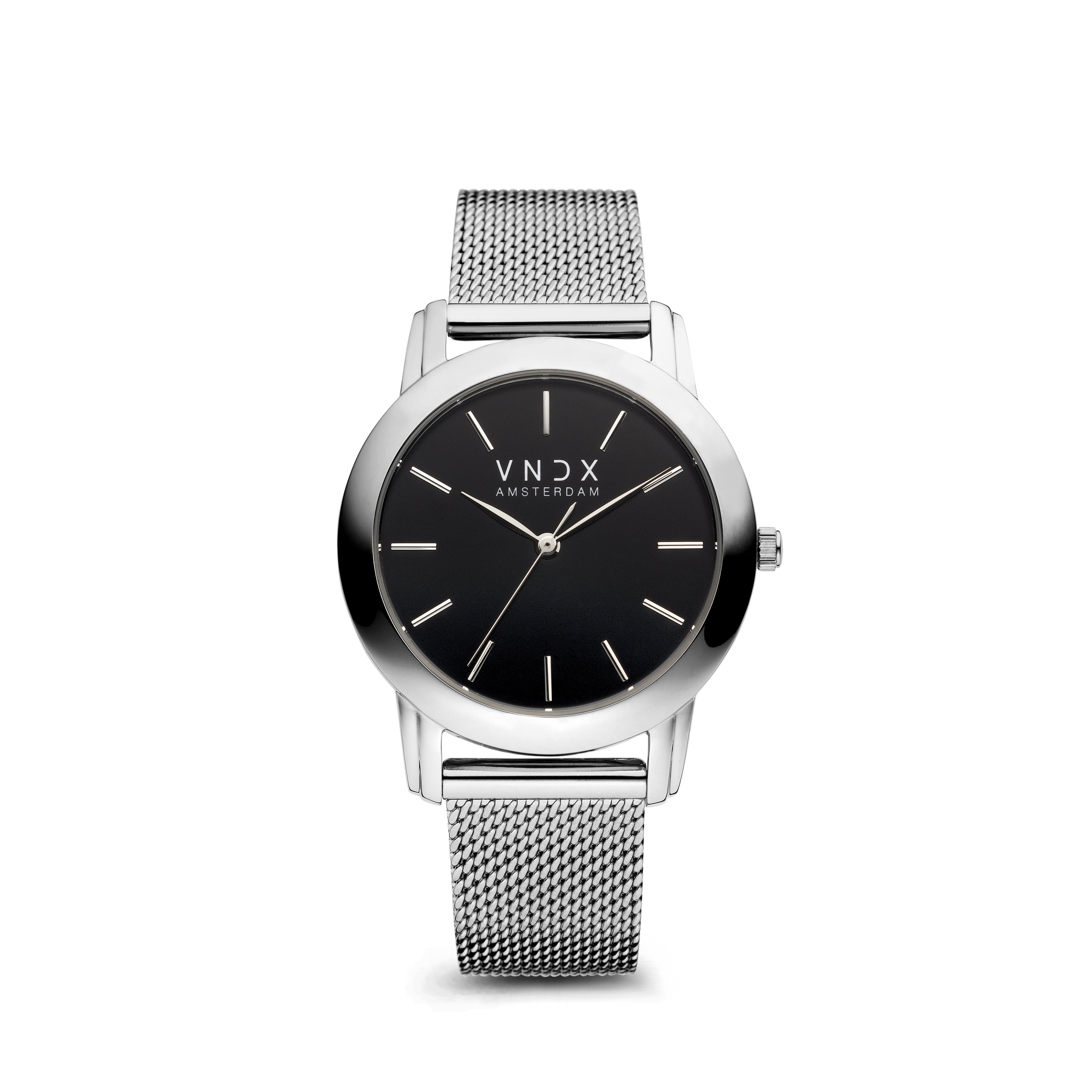Dit stijlvolle zilveren horloge is eenvoudig, stijlvol en speels tegelijkertijd. Laat de stad je spontaan meevoeren, vandaag lekker geen plan, omarm de energie en geniet van een met champagne gevulde late lunch. Niet voor niets 'One of Faya's Favorites!' Never too late.