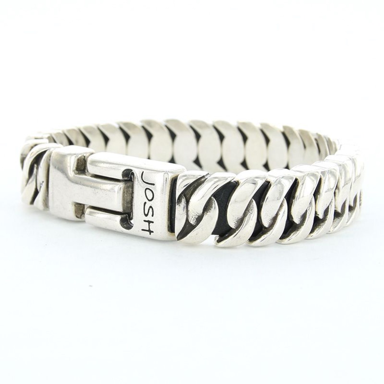 Josh armband met metalen elementen op leren band en magneetsluiting.

