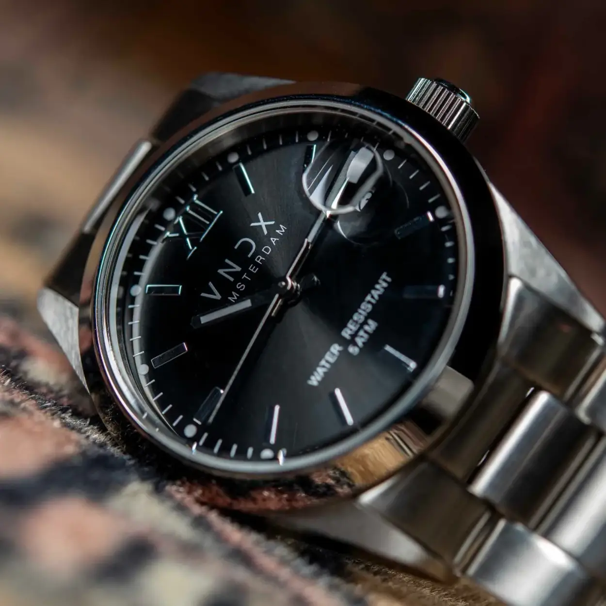 De Dare Devil Staal Zilver Zwart, een tijdloze klassieker die je ten alle tijden ondersteunt nooit te laat te zijn. De sprekende kast van 36 mm zorgt voor de perfecte pasvorm, zo is je horloge niet té opvallend, maar toch ook zeker niet weg te denken uit je sieraden collectie.

Haar klassieke design, de  gladde lunette en haar effen zwarte wijzerplaat vormen een horloge voor iedere gelegenheid. Een zakelijke meeting of een borrel met vriendinnen, De Dare Devil Staal zal ervoor zorgen dat je geen enkele afspraak mist.

Ook als je je horloge nooit meer af wil doen, is de Dare Devil Staal waar je naar op zoek bent. Met een waterdichtheid van 5 ATM, kun jij met je Dare Devil dansen in de regen!

Wees jezelf, Creer je eigen stijl en kies je eigen pad! Just be a Dare Devil, It’s Never Too Late!

* Doe je horloge af als je van plan bent om een duik in de grachten of een lekkere douche te nemen. Dit horloge is spatwaterdicht, dus ga voorzichtig met je horloge om en voorkom waterschade of condensatie.