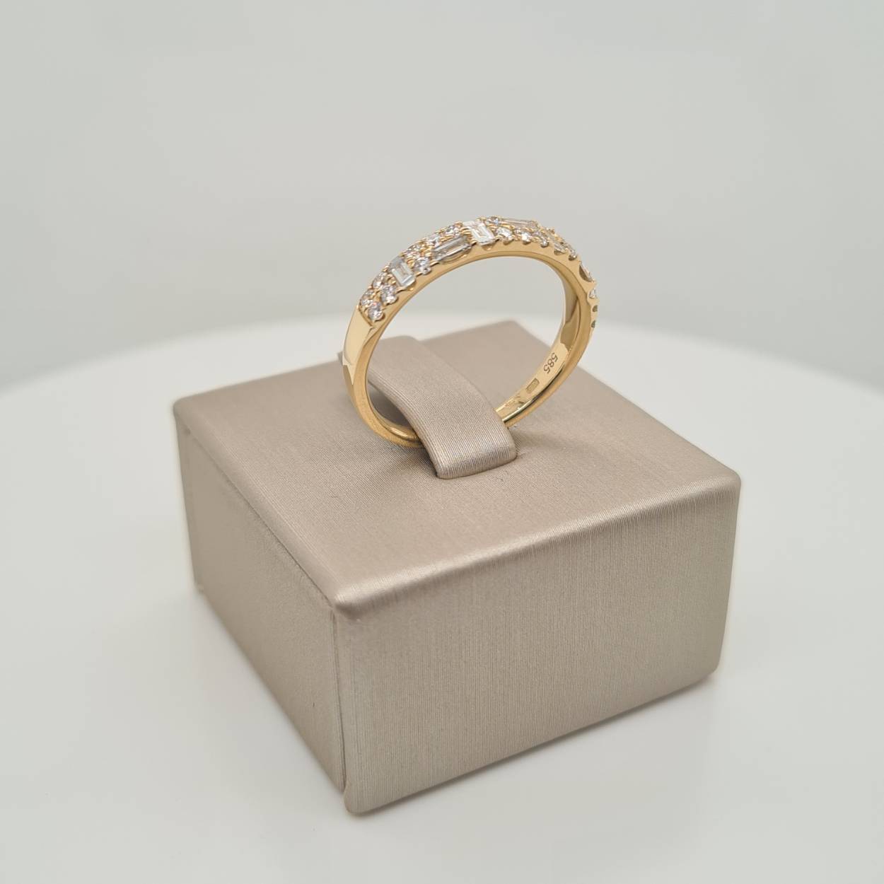 Prachtige 14krt gouden ring met diamant, 0.61crt.

Deze ring is maat 56, heeft u interesse in een andere maat? Neem dan contact met ons op