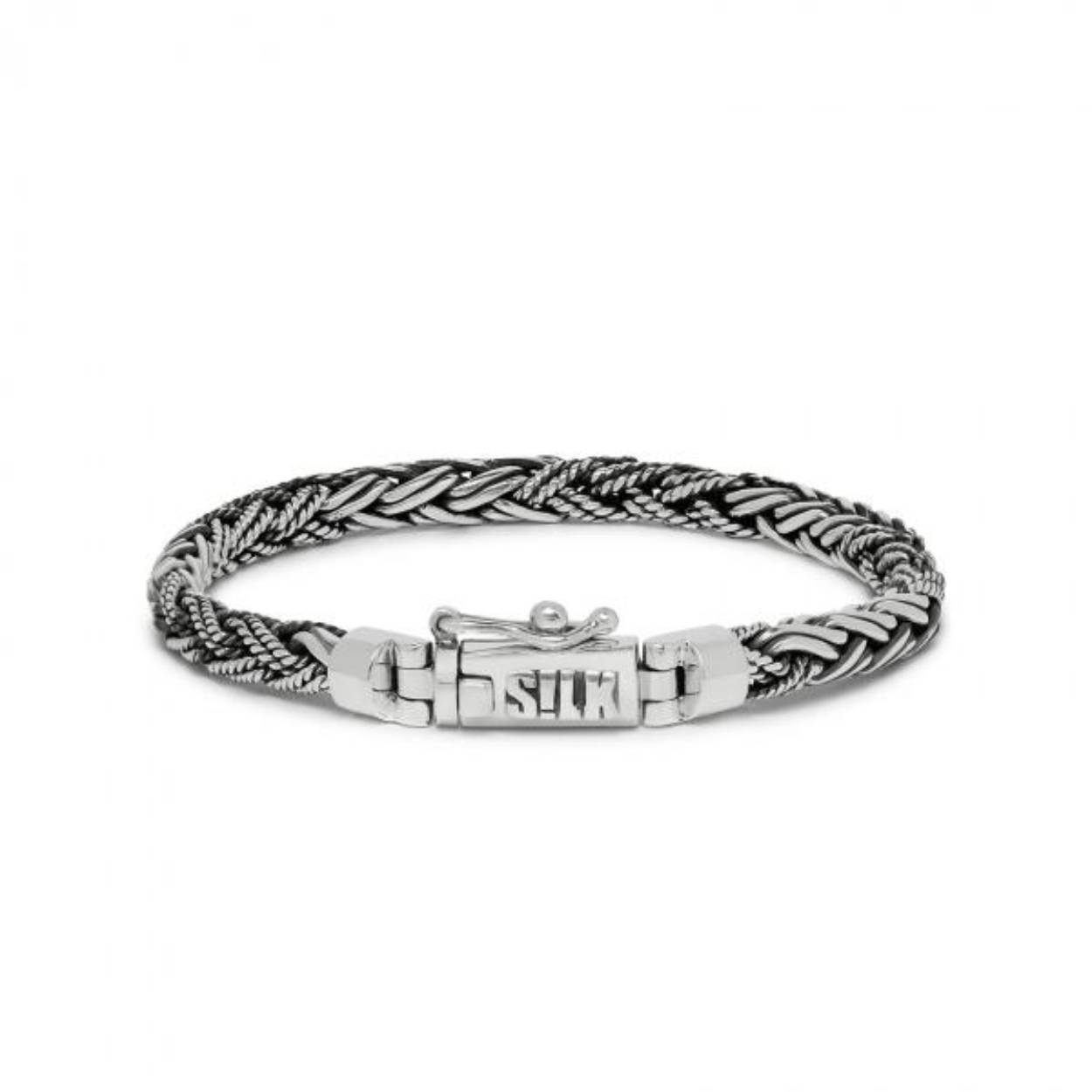 De Double fox 372 armband van SILK Jewellery is een zeer verfijnd gevlochten zilveren armbandje wat sluit middels een bakslot. De gevlochten armband combineert twee stijlen in elkaar geweven vossenstaart structuren. Combineer tot een eigenzinnige creatie met bijvoorbeeld een lederen SILK armbandje of een van de andere smalle ronde armbandjes uit de SILK Jewellery collectie. SILK onderscheid zich met haar puur traditioneel vakmanschap en een verfrissend rebelse uitstraling.