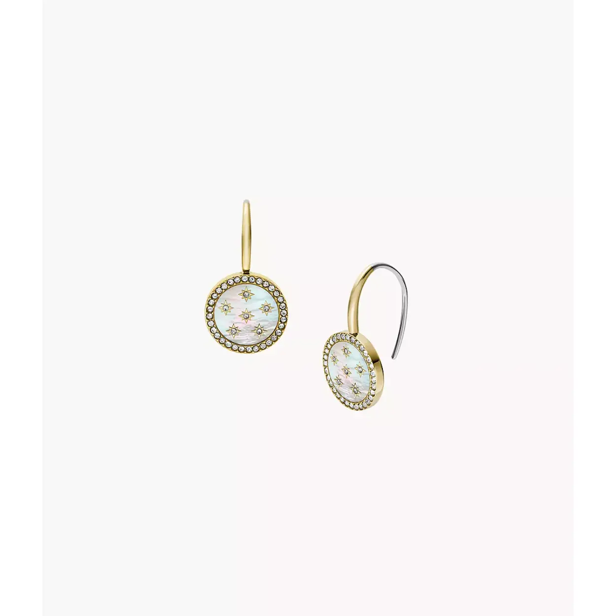 Verfijnd en stralend, onze Classic Mother-of-Pearl collectie straalt moeiteloze elegantie uit. Deze vrouwelijke en tijdloze oorbellen combineren rijk goudkleurig roestvrij staal met stralend parelmoer. Een vleugje sprankeling van zirkoniakristallen voegt precies de juiste hoeveelheid glans toe.
