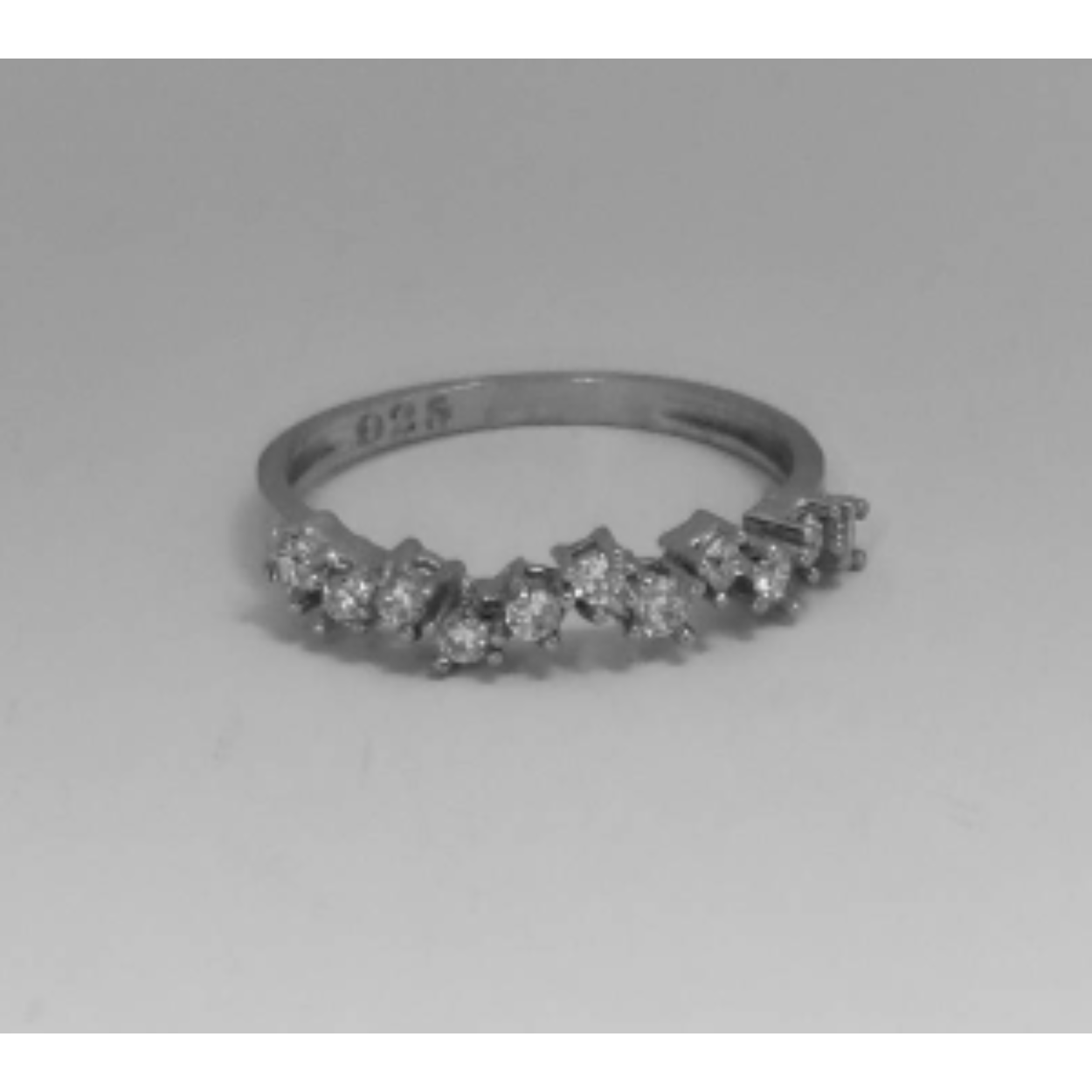 Zilveren fantasie ring bezet met zirkonia's in klauwzetting 