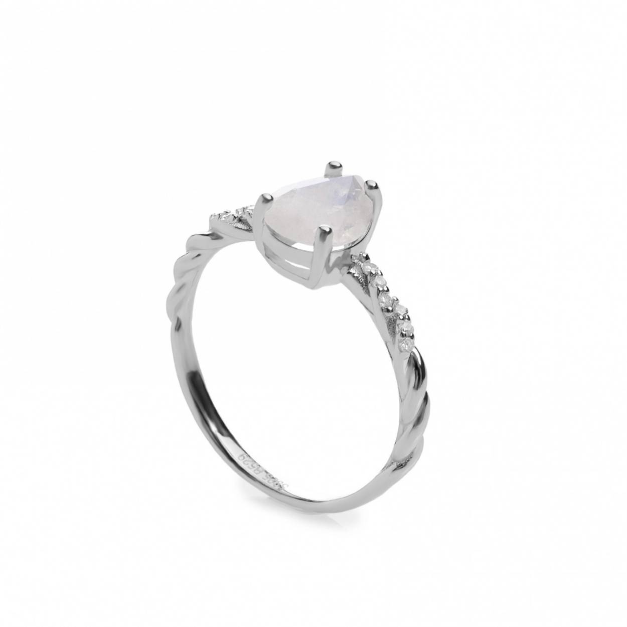 The perfect design to wear with other fine rings and create unique combinations. Fine silver ring with a motif that simulates a moonstone and detail of white zircons. Perfect as a final complement to your outfits. It cannot be missing in your jewelry box!