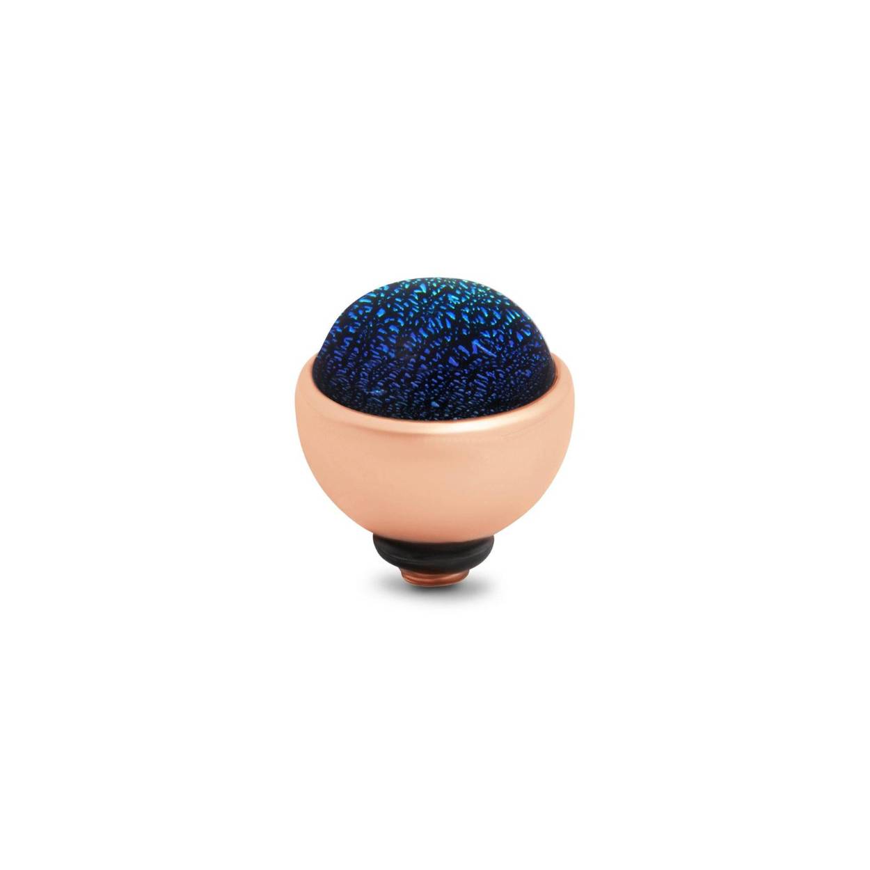 Het Melano Twisted Shimmer steentje is nieuw binnen de Twisted lijn. Deze eyecatcher is voorzien van een speciale structuurfolie en is afgewerkt met een glazen laagje, waardoor er een diepe glans gecreëerd is. Hij schittert weer net in een andere tint in elk licht, wat deze steen zo bijzonder maakt. Het Shimmer steentje is 8 mm breed.