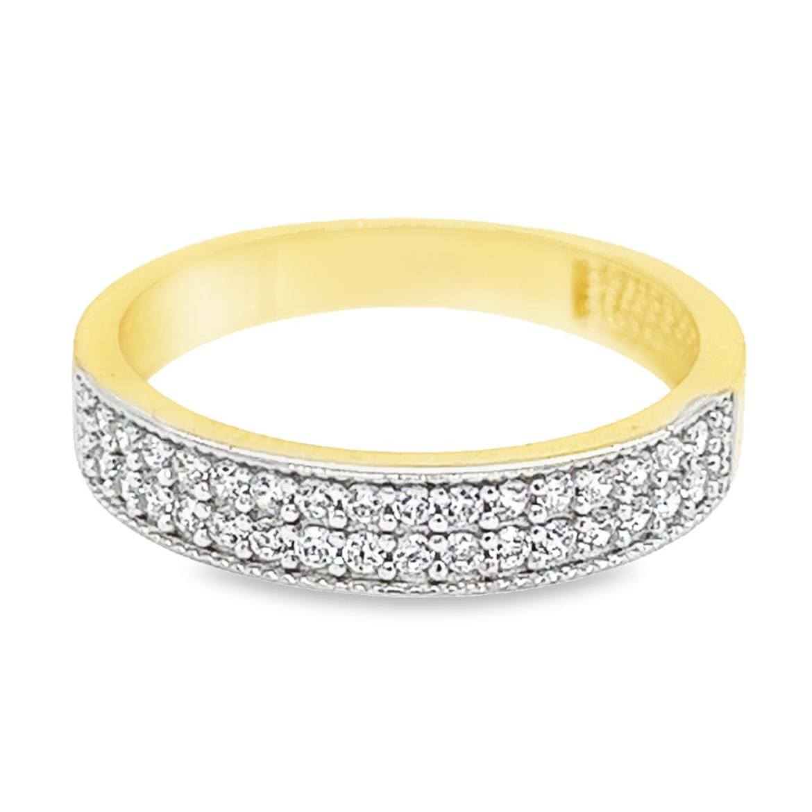 Deze geel gouden ring is werkelijk schitterend, dit komt natuurlijk door de dubbele rij met briljant geslepen zirkonia stenen. De zetpootjes, waarin de zirkonia stenen gezet zijn, zijn witgoud van kleur, hierdoor is de schittering van de zirkonia stenen ook mooi wit van kleur.