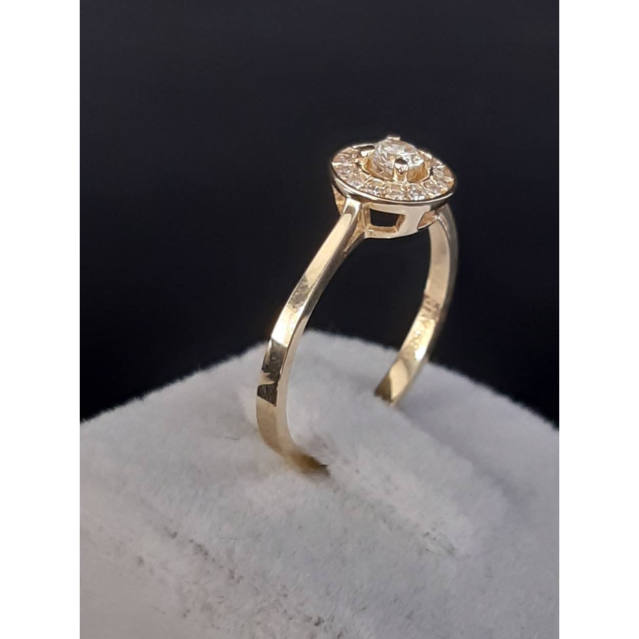 De Diamanten Verlovingsring modelnummer BREA-0002752 van een onbekend merk is een verfijnde ring van 14-karaats goud. Uitgerust met 16 briljant geslepen SI1-diamanten van in totaal 0,25 karaat en in de kleur F. Perfect voor speciale gelegenheden. Draag deze elegante ring dagelijks of bij speciale gelegenheden voor ultieme verfijning en stijl. 

Afmeting: 54  
Kleur: Goudkleurig