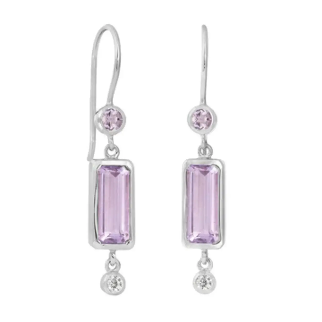 Oorbel - Petite Octagon
80704002

Deze sterling zilveren oorbellen hebben op het haakje elk een 2 mm ronde zirkonia, in het midden een 10 x 4 mm amethist octagon facetgeslepen en onderaan een 2,5 mm gefacetteerde amethist. De lengte van de oorbellen is +/- 2,3 cm.