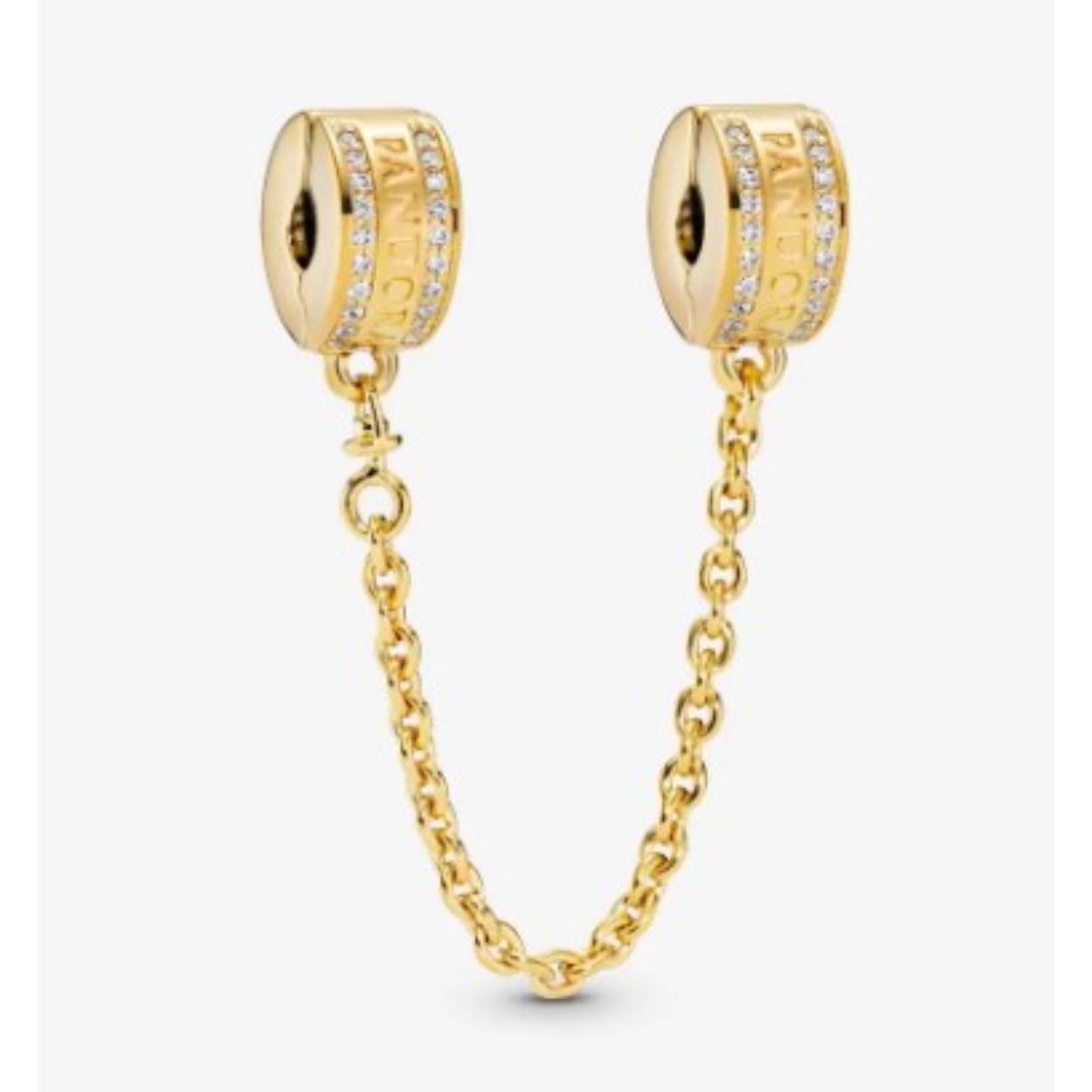Deze gladde Pandora Logo-veiligheidsketting is verguld met 14-karaat goud en gedetailleerd met het merklogo en glinsterende rijen steentjes. Het is een tijdloze toevoeging aan elke armbandstyling.