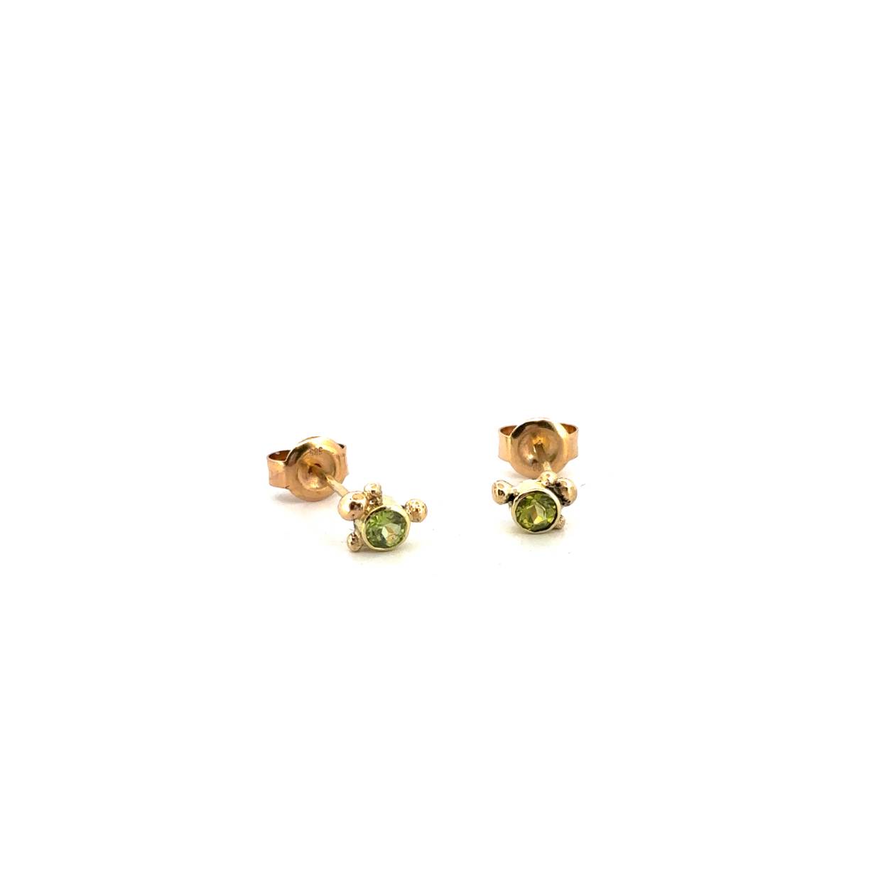 Het minimalistische design zorgt ervoor dat je deze oorstekers bij elke look kunt dragen. De prachtige peridot heeft een zachtgroene kleur. Door de geelgouden zetting met de kleine bolletjes wordt dit sieraad een eyecatcher van jouw look. Deze oorstekers horen bij een set met hanger en een ring.

Maak een afspraak en kom deze sierlijke oorstekers passen! Of bestel ze gelijk, dan sturen we deze mooi verpakt naar je toe.