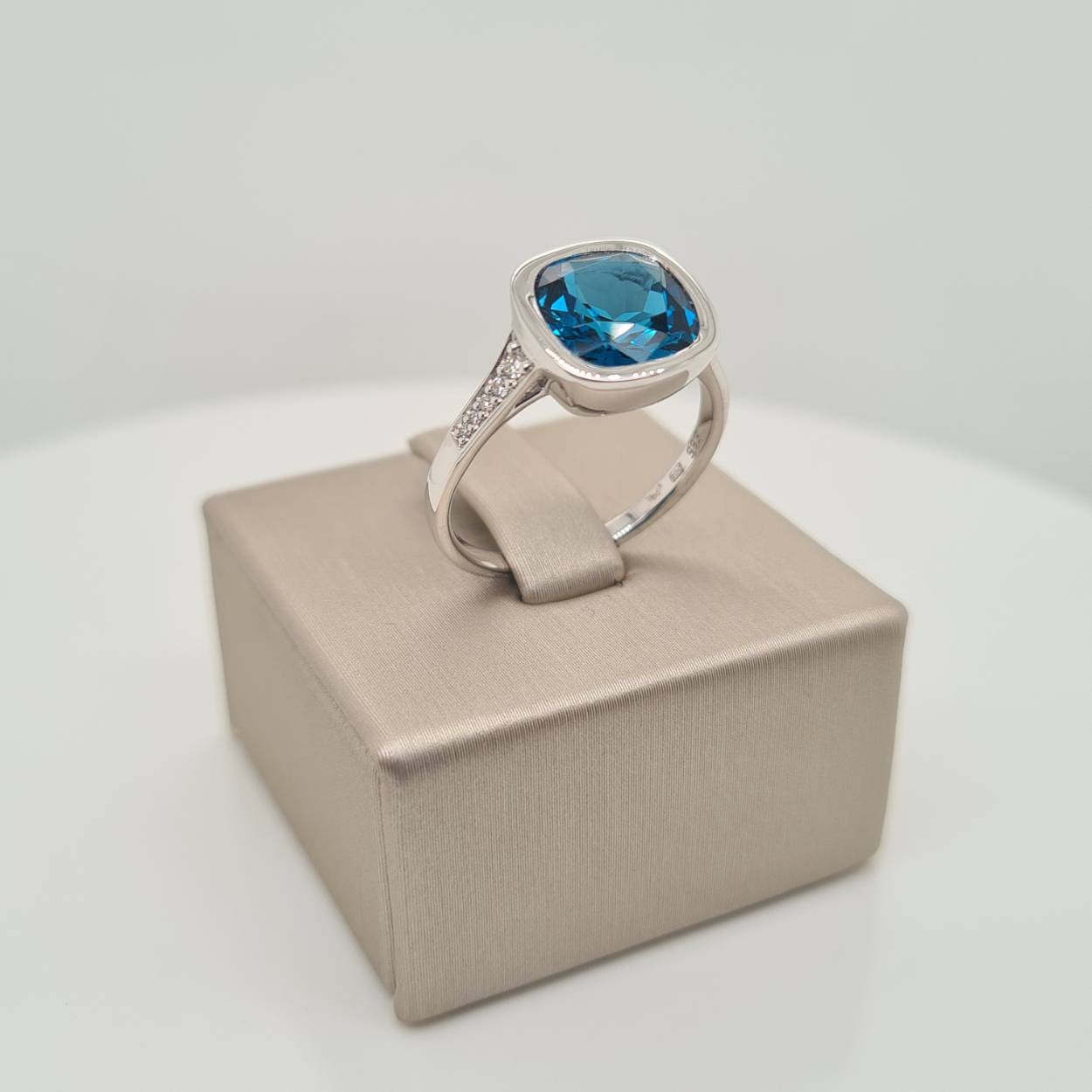 Prachtige 14krt gouden ring met London Blue Topaz. 

Deze ring is maat 55, heeft u interesse in een andere maat? Neem dan contact met ons op