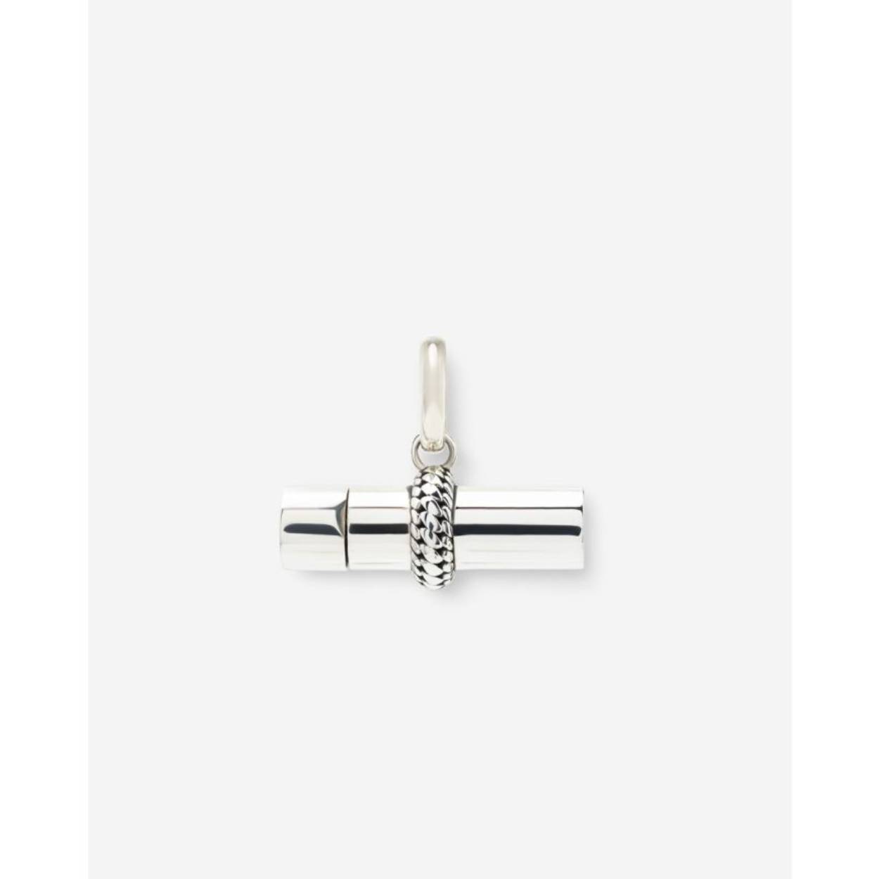 Met trots introduceren wij de Zilveren Ben Locket Hanger, ookwel onze 'Wishing Locket' genoemd. Deze Wishing Locket is speciaal ontworpen voor iedereen die zich weleens verdwaald voelt in het leven en op zoek is naar richting of houvast. Of voor iedereen die een dierbare is verloren en diegene voor altijd bij zich wilt dragen. Onze Zilveren Ben Locket Hanger biedt ruimte voor het dragen van een geschreven mantra of briefje. En om bijvoorbeeld het as van een dierbare om je hals te dragen. Dichtbij het hart, zoals Buddha to Buddha het voor jouw heeft bedoeld! Ontworpen in Amsterdam en handgemaakt in Zuid-Oost Azië van gerecycled zilver. Wie of wat draag jij met deze Wishing Locket bij jouw hart? *Deze hanger is niet waterdicht.