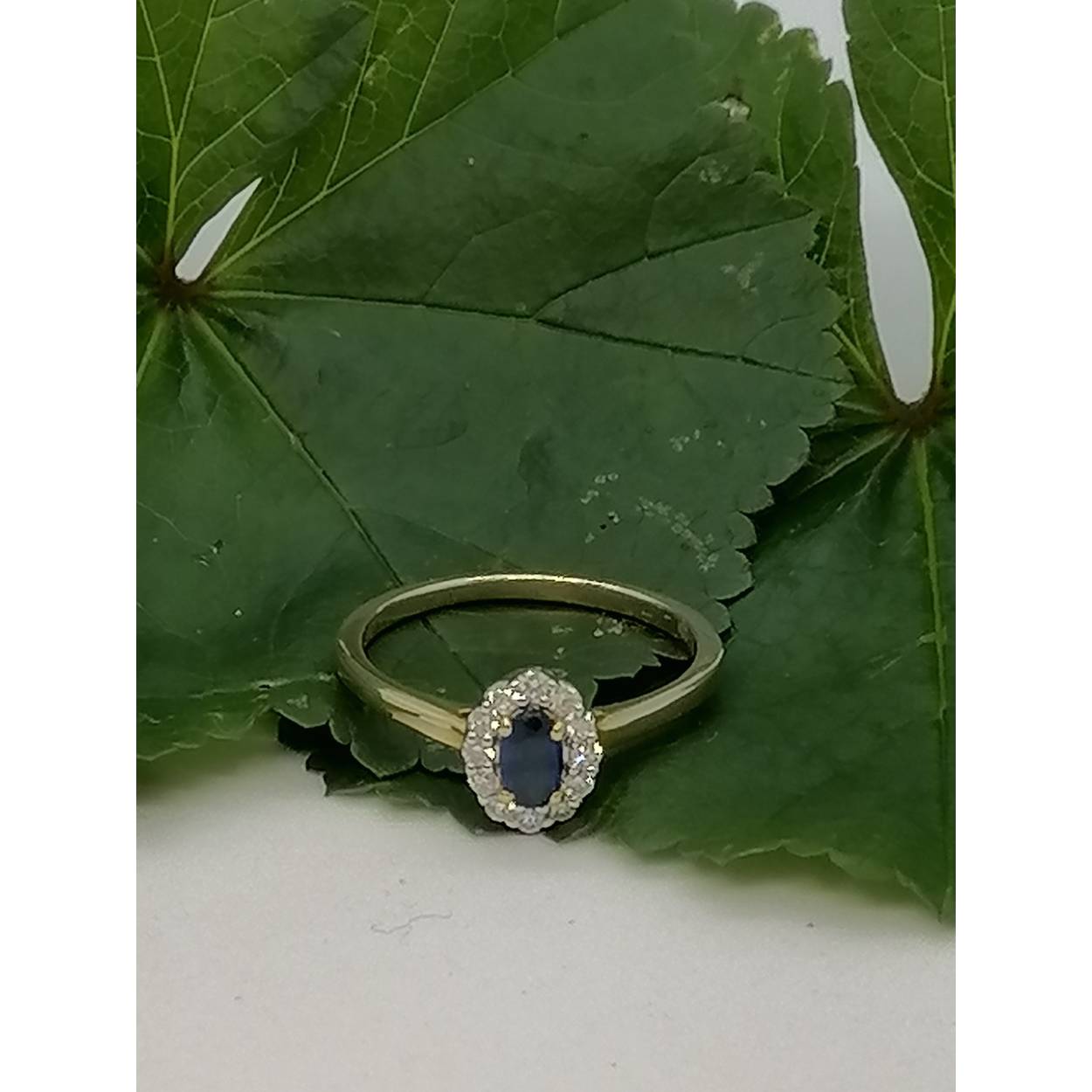 diamant ring 12-0.15 hsi
0.30 saffier
14 kt geel