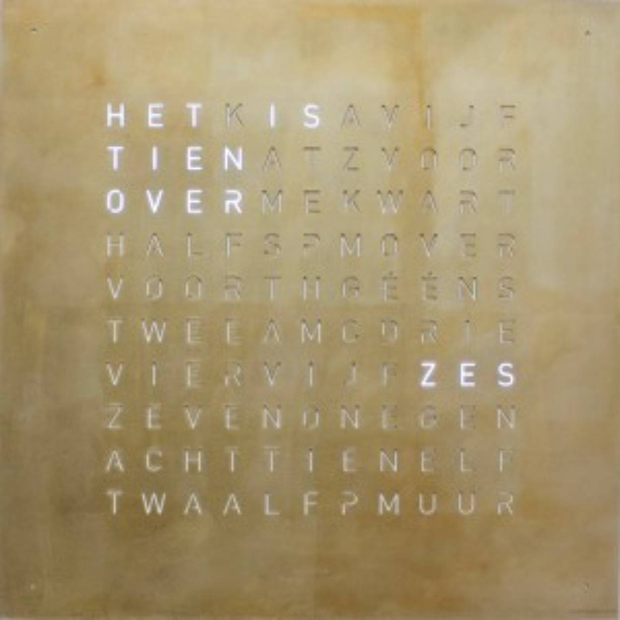De Qlocktwo klok van Marco Biegert en Andreas Funk is een adembenemend mooie klok waarbij de tijd in woorden wordt weergegeven op het display. Nadat de Qlocktwo eenmaal opgemerkt is lijkt het onmogelijk om het oog er van af te houden. De weergave van de tijd verandert iedere vijf minuten terwijl de tussenliggende minuten met kleine lichtpuntjes op de hoeken worden aangegeven. Met de gratis app 'Flashsetter' van Biegert & Funk kan de tijd via uw smartphone eenvoudig op de seconde nauwkeurig naar de QLocktwo Classic worden overgedragen.

Doordat de frontplaten magnetisch vast zitten en dus afneembaar zijn kan de klok naar wens voorzien worden van een front in een andere kleur. Losse frontplaten zijn afzonderlijk leverbaar. De Qlocktwo klok wordt standaard geleverd met montagemateriaal voor aan de wand, en met transparante voet die het mogelijk maakt de klok op een tafel of meubel te plaatsen. Qlocktwo dient van stroom te worden voorzien via een stopcontact (110-240 V). Daarvoor worden twee USB-kabels meegeleverd, een van 25 centimeter en een witte textiel kabel van 220 centimeter. De ingebouwde stroomreserve van de klok bedraagt 24 uur.