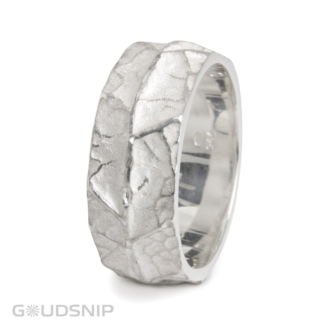 Handgemaakte zilveren ring in ons atelier. Geïnspireerd op de natuur.